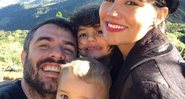 Mariana Felício com o marido, o ex-BBB Daniel Saulo, e os filhos, Anitta e Antônio - Foto: Reprodução/ Instagram