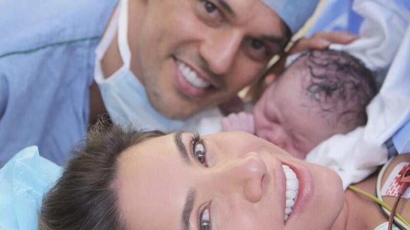 Patrícia Abravanel posa com a filha, Jane, e o marido, Fábio Faria, logo após o parto - Foto: Reprodução/ Instagram