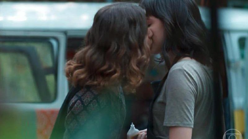Samantha (Giovanna Grigio) e Lica (Manoela Aliperti) se beijam em Malhação: Viva a Diferença - Foto: TV Globo