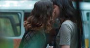 Samantha (Giovanna Grigio) e Lica (Manoela Aliperti) se beijam em Malhação: Viva a Diferença - Foto: TV Globo