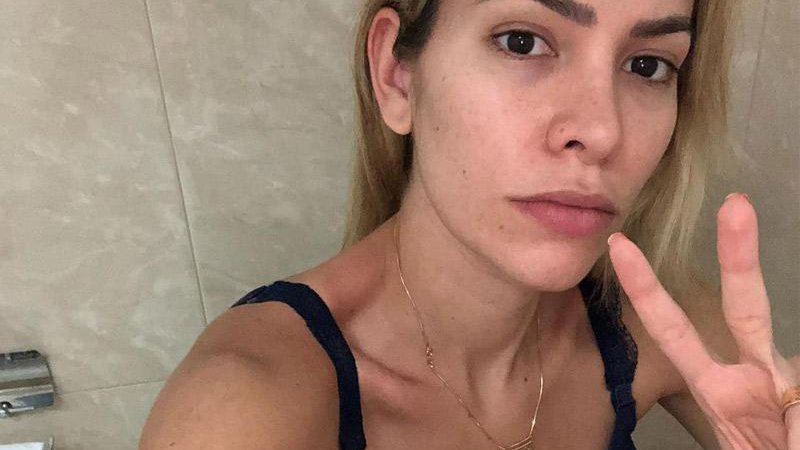 Adriana Sant’anna entrou no banheiro e ficou sentada na privada para tem “um momento só dela” - Foto: Reprodução/ Instagram