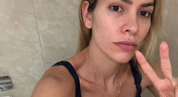 Adriana Sant’anna entrou no banheiro e ficou sentada na privada para tem “um momento só dela” - Foto: Reprodução/ Instagram