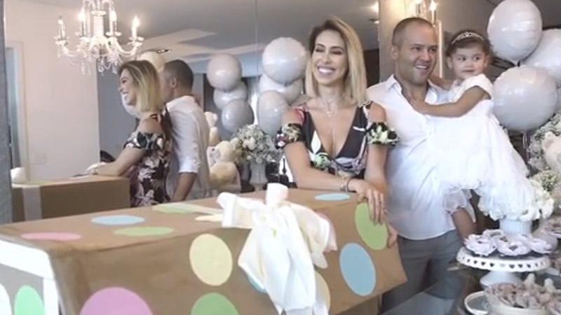 Bella Falconi com o marido, o empresário Ricardo Maguila, e a filha, Vicky, no chá de revelação - Foto: Reprodução/ Instagram