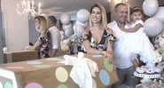 Bella Falconi com o marido, o empresário Ricardo Maguila, e a filha, Vicky, no chá de revelação - Foto: Reprodução/ Instagram