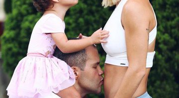 Bella Falconi com o marido, Maguila, e a filha Victoria - Foto: Reprodução/ Instagram