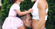 Bella Falconi com o marido, Maguila, e a filha Victoria - Foto: Reprodução/ Instagram