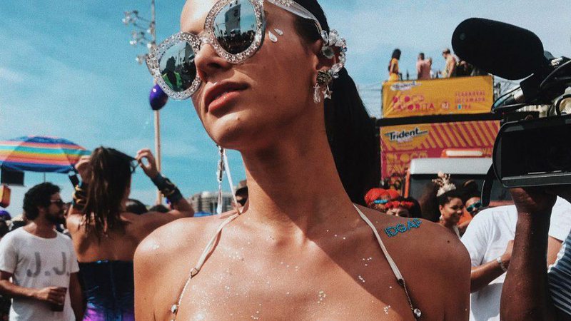 Bruna Marquezine curtindo o Bloco da Favorita é a foto mais curtida do Carnaval 2018 - Foto: André Nicolau/ Reprodução/ Instagram