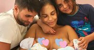 Ivete Sangalo amamenta as gêmeas Marina e Helena acompanhada do marido, Daniel Cady, e do filho mais velho, Marcelinho, de 8 anos - Foto: Reprodução/ Instagram