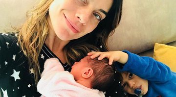 Joana Balaguer com a recém-nascida Gaia, e o filho mais velho, Martin - Foto: Reprodução/ Instagram