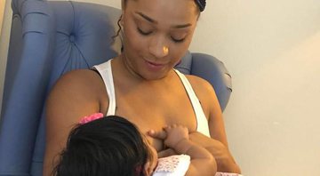 Juliana Alves amamenta a filha, Yolanda, após a bebê tomar vacina - Foto: Reprodução/ Instagram