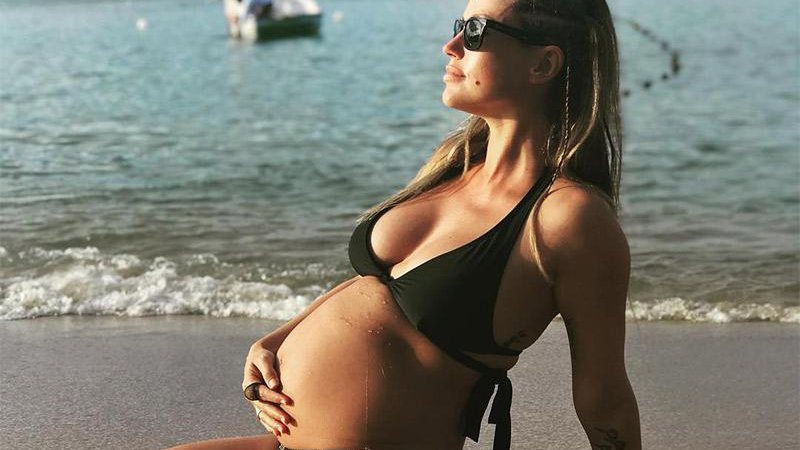 Na 30ª semana da gestação, Juliana Didone curte praia e indica leitura às futuras mamães - Foto: Reprodução/ Instagram