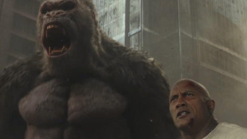 The Rock tenta salvar “filho gorila” em em “Rampage – Destruição Total” – Foto: Divulgação