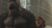 The Rock tenta salvar “filho gorila” em em “Rampage – Destruição Total” – Foto: Divulgação