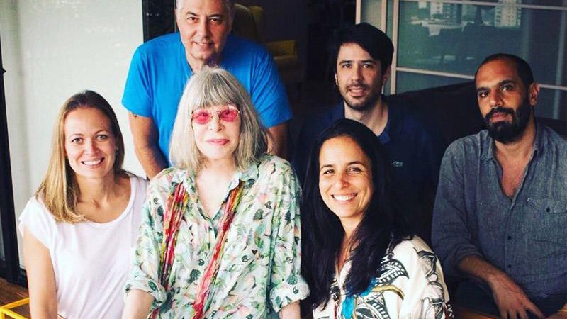 Rita Lee com o pessoal da Biônica FIlmes, produtora responsável por adaptar sua biografia para a telona - Foto: Reprodução/ Instagram