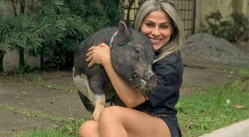 Vanessa Mesquita com o porquinho João, sem mais novo bichinho de estimação - Foto: Reprodução/ Instagram