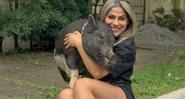 Vanessa Mesquita com o porquinho João, sem mais novo bichinho de estimação - Foto: Reprodução/ Instagram