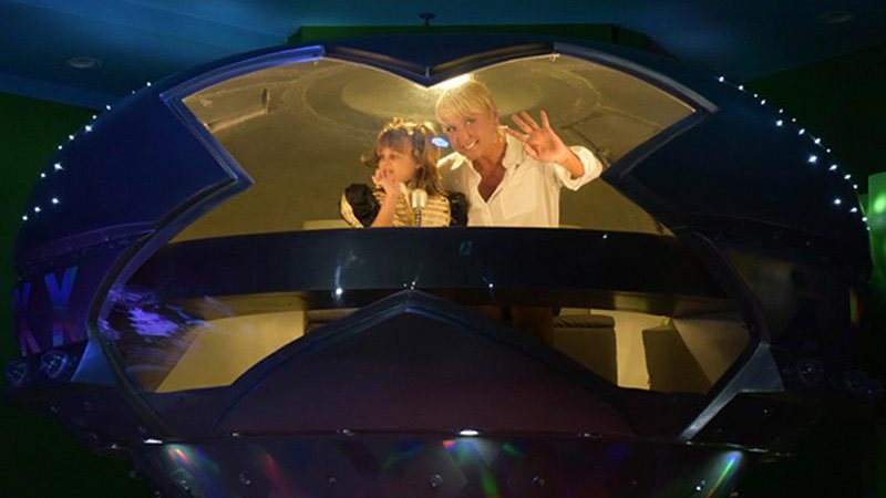 Xuxa voltou a entrar na nave na festa da sobrinha Valentina, neste domingo (04/02) - Foto: Blad Meneghel/ Divulgação