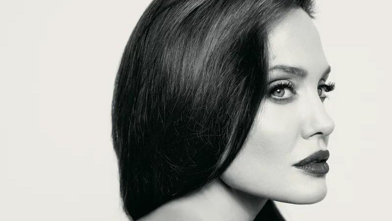 Angelina Jolie para InStyle - Foto: Mathieu César para Guerlain/ Divulgação