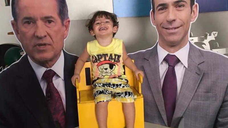 Bernardo, de 2 anos, pediu que César Tralli e Carlos Tramontina fossem o tema de sua festa de aniversário - Foto: Reprodução/ Twitter