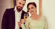 Em O Outro Lado do Paraíso, Nádia (Eliane Giardini) procurou Odair (Felipe Titto) para dar o troco no marido traidor - Foto: Reprodução/ Instagram