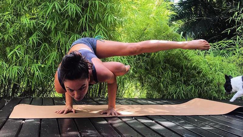 Isis Valverde demonstrou força e equilíbrio em postura da ioga - Foto: Reprodução/ Instagram