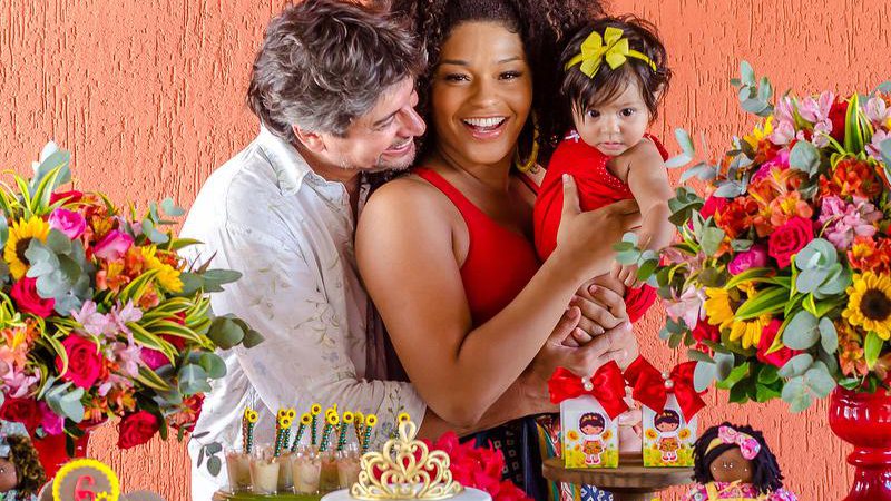 Juliana Alves com o marido, Ernani Nunes, e a filha Yolanda - Foto: Reprodução/ Instagram/ @sirleideteixeira.fotografia