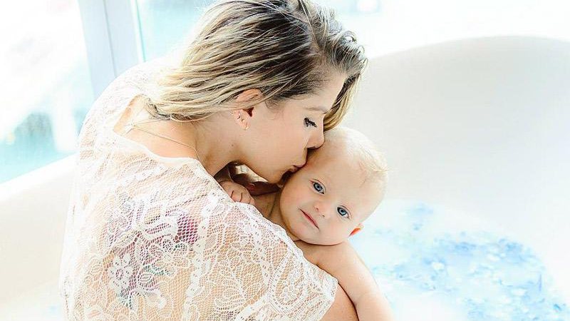Karina Bacchi posa com o filho Enrico em banheira de leite - Foto: Reprodução/ Instagram/ Leo Mayrinck