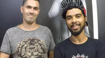 Rodrigo Catuaba (à esquerda), idealizador do Projeto Florescer, e o tatuador Diego Belmiro - Foto: Arquivo Pessoal