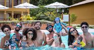 Sheron Menezzes, Juliana Alves, Maíra Charken e Aline Dias curtem piscina com os filhos e maridos - Foto: Reprodução/ Instagram/ @danibadarofotografia