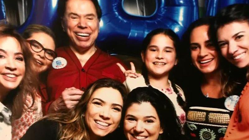 Silvia Abravanel com os pais, Silvio Santos e Íris Abravanel, com as irmãs Cíntia, Patrícia, Renata, e Amanda, sua filha caçula - Foto: Reprodução/ Instagram