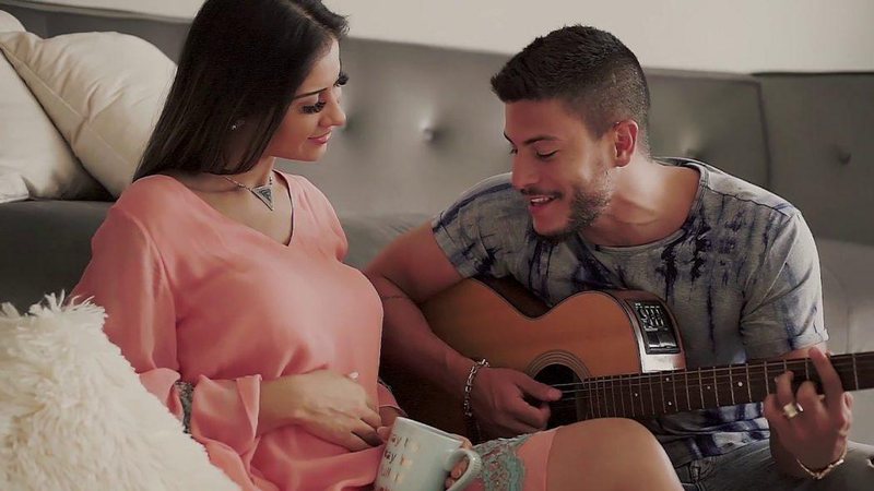 Arthur Aguiar anunciou a gravidez de Mayra Cardi em clipe - Foto: Reprodução/ Instagram