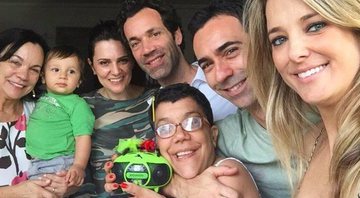 Cesar Tralli com a irmã, Gabriela, a mulher, Ticiane Pinheiro, e a família - Foto: Reprodução/ Instagram