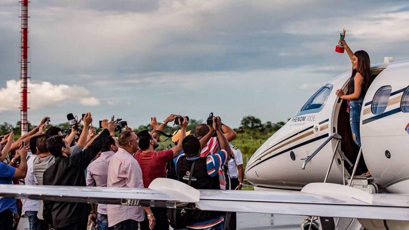 Eduarda Brasil chegou de jatinho na Paraíba e atraiu multidão de fãs - Foto: Reprodução/ Instagram