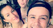 Gisele Bündchen com a irmã, Rafaela, e o coreógrafo e professor de dança fitness Justin Neto - Foto: Reprodução/ Instagram