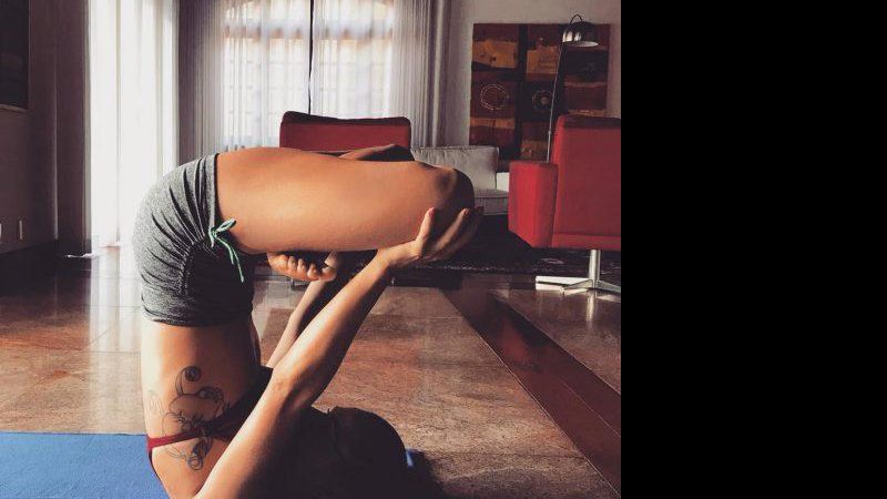 Isis Valverde mostra postura de ioga e preocupa seguidores - Foto: Reprodução/ Instagram