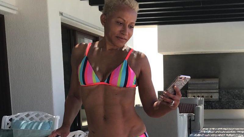 Aos 64 anos, Adrienne Norris deixou muita gente impressionada com sua forma física - Foto: Reprodução/ Instagram