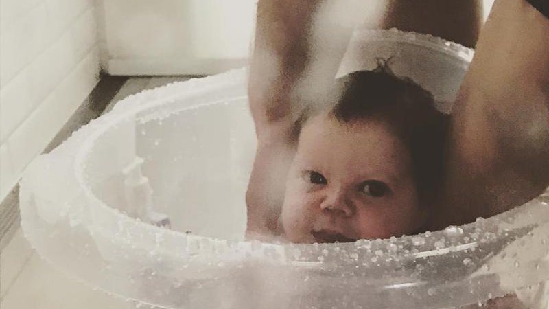 Caco Ciocler mostrou a netinha Elis tomando banho no balde - Foto: Reprodução/ Instagram