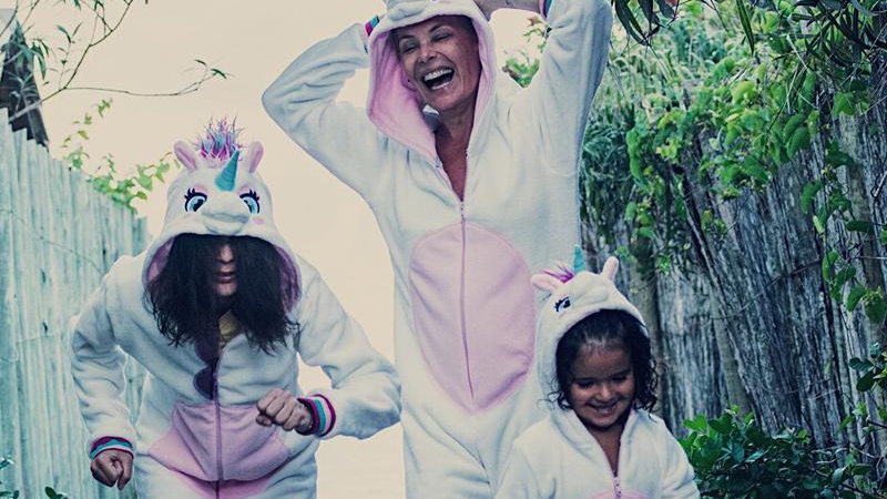 Carolina Ferraz se vestiu de unicórnio e se divertiu durante as fotos com as filhas - Foto: Reprodução/ Instagram