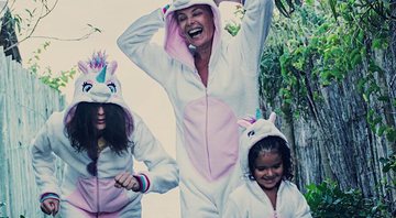 Carolina Ferraz se vestiu de unicórnio e se divertiu durante as fotos com as filhas - Foto: Reprodução/ Instagram