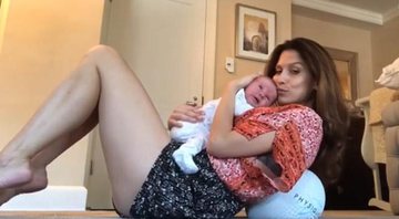 Alec Baldwin com a mulher, Hilaria Thomas, ainda na maternidade, e o pequeno Romeo - Foto: Reprodução/ Instagram
