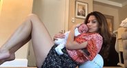 Alec Baldwin com a mulher, Hilaria Thomas, ainda na maternidade, e o pequeno Romeo - Foto: Reprodução/ Instagram