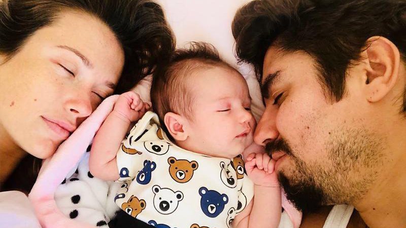 Juliana Didone com a filha, Liz, e o marido, Flávio Rossi - Foto: Reprodução/ Instagram