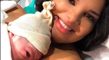 Juliane Almeida mostra o rostinho do filho, Michael, logo após o parto - Foto: Reprodução/ Instagram