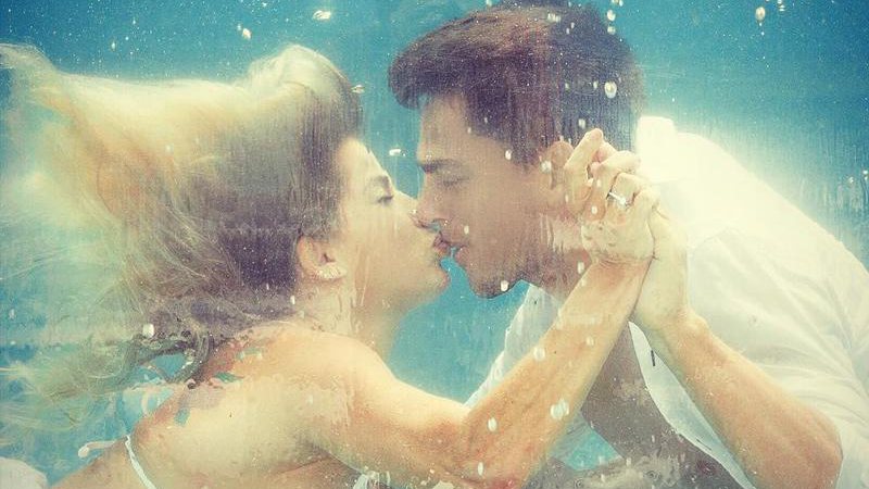 Karina Bacchi e Amaury Nunes se beijam em foto de ensaio submerso - Foto: Reprodução/ Instagram