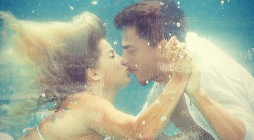 Karina Bacchi e Amaury Nunes se beijam em foto de ensaio submerso - Foto: Reprodução/ Instagram