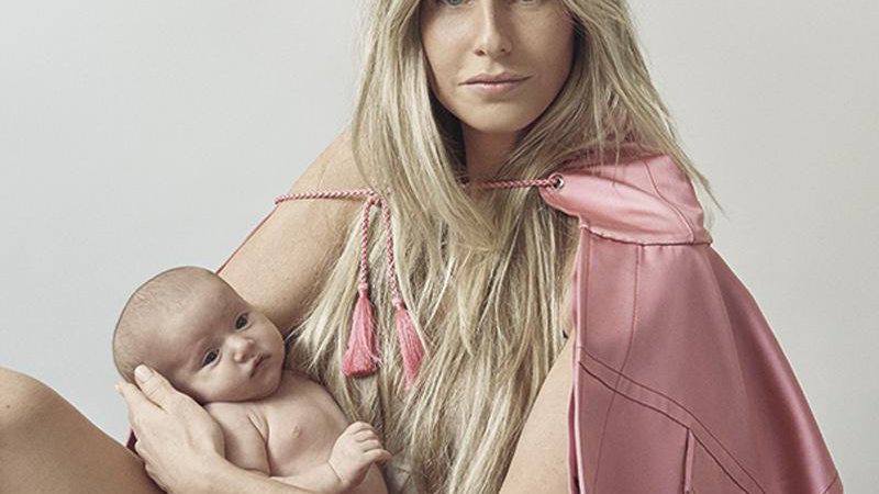 Mariana Weickert com a pequena Theresa no colo - Foto: Gil Inoue/ Marie Claire