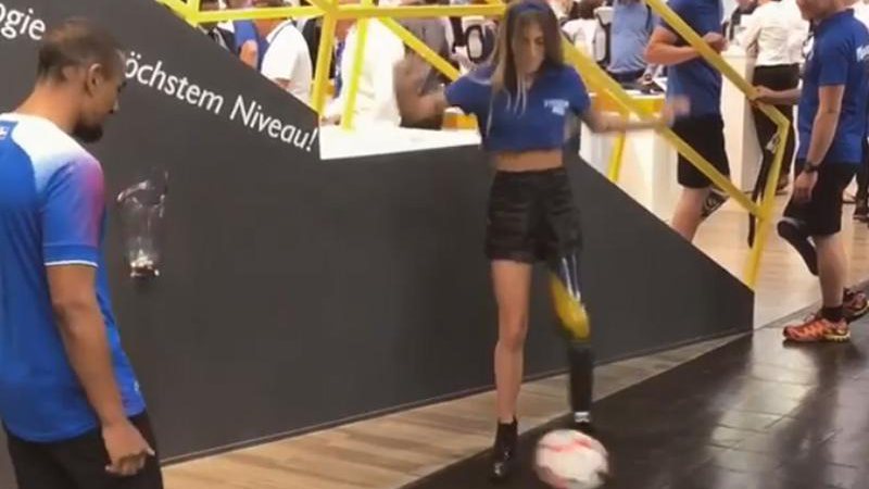 Paola Antonini bateu bola com o amigo em pleno centro de convenções - Foto: Reprodução/ Instagram