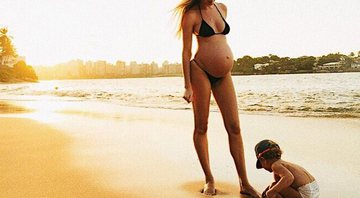 Candice Swanepoel ostenta o barigão da segunda gravidez enquanto observa o filho brincar - Foto: Reprodução/ Instgaram