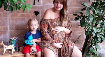Carolinie Figueiredo com a filha Bruna durante o trabalho de parto de Theo - Foto: Reprodução/ Instagram
