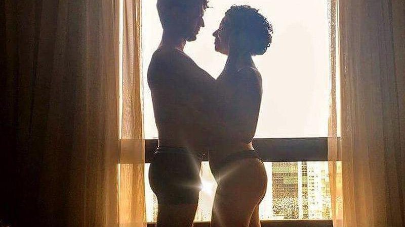 Francis Helena Cozta e o marido, Leandro Faria, posaram de roupa íntima em quarto de hotel - Foto: Reprodução/ Instagram